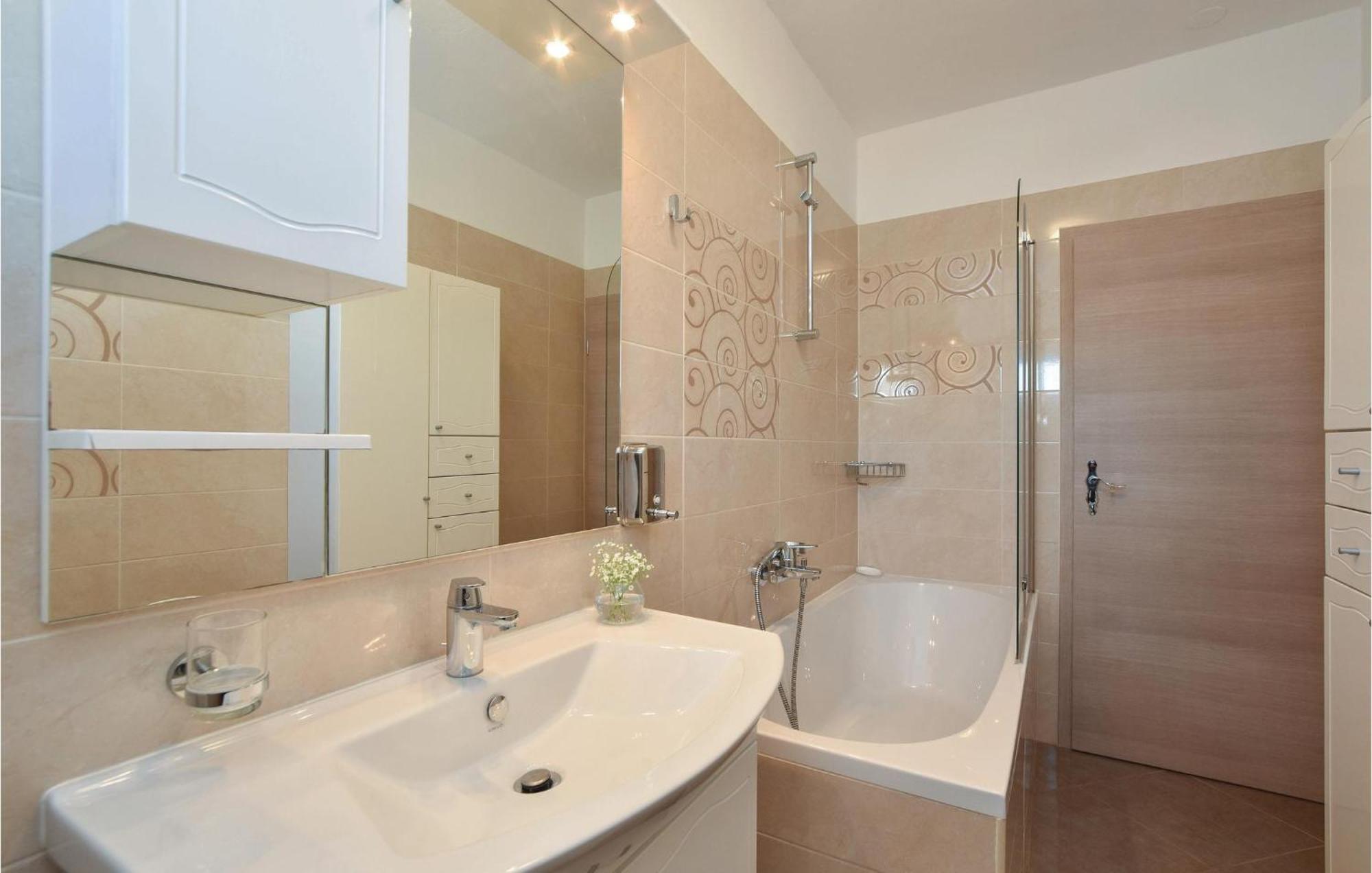 Lovely Home In Split With Jacuzzi Bagian luar foto