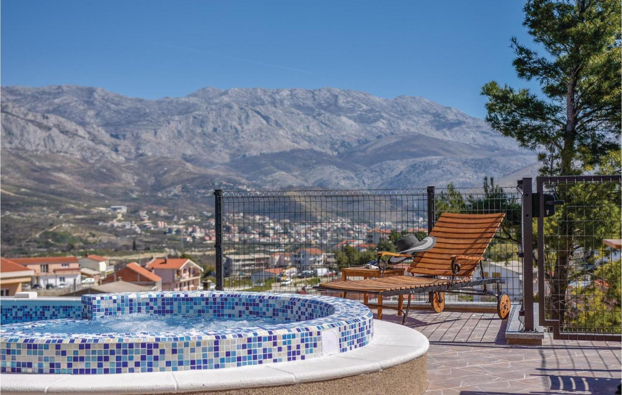 Lovely Home In Split With Jacuzzi Bagian luar foto
